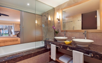 Grand Palladium Palace Junior Suite Garden View Bath