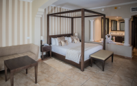 MC   Colonial Club Junior Suite 