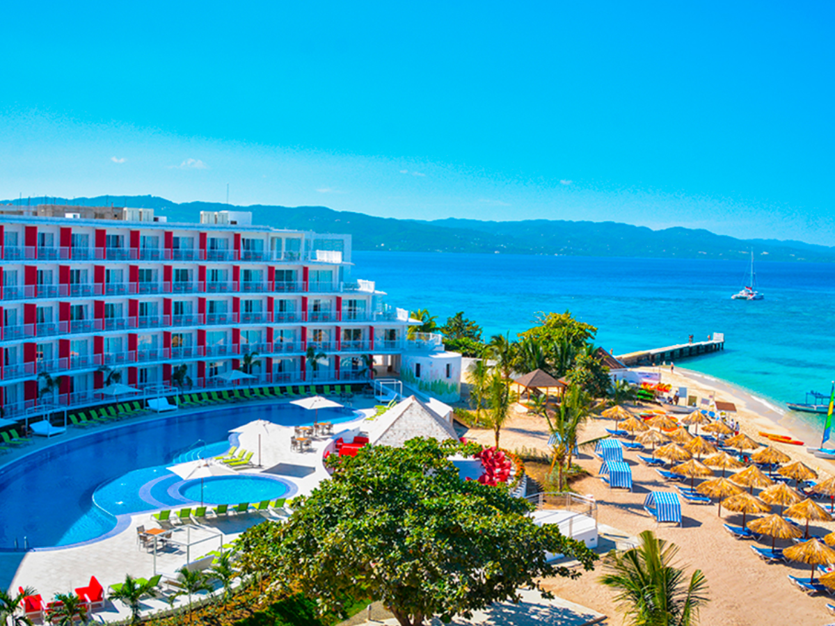 Grand Decameron Cornwall Beach